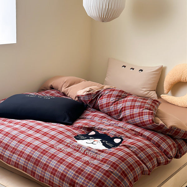 Children's bedding set in retro check with appliquéd bear motif and soft cotton blend fabric