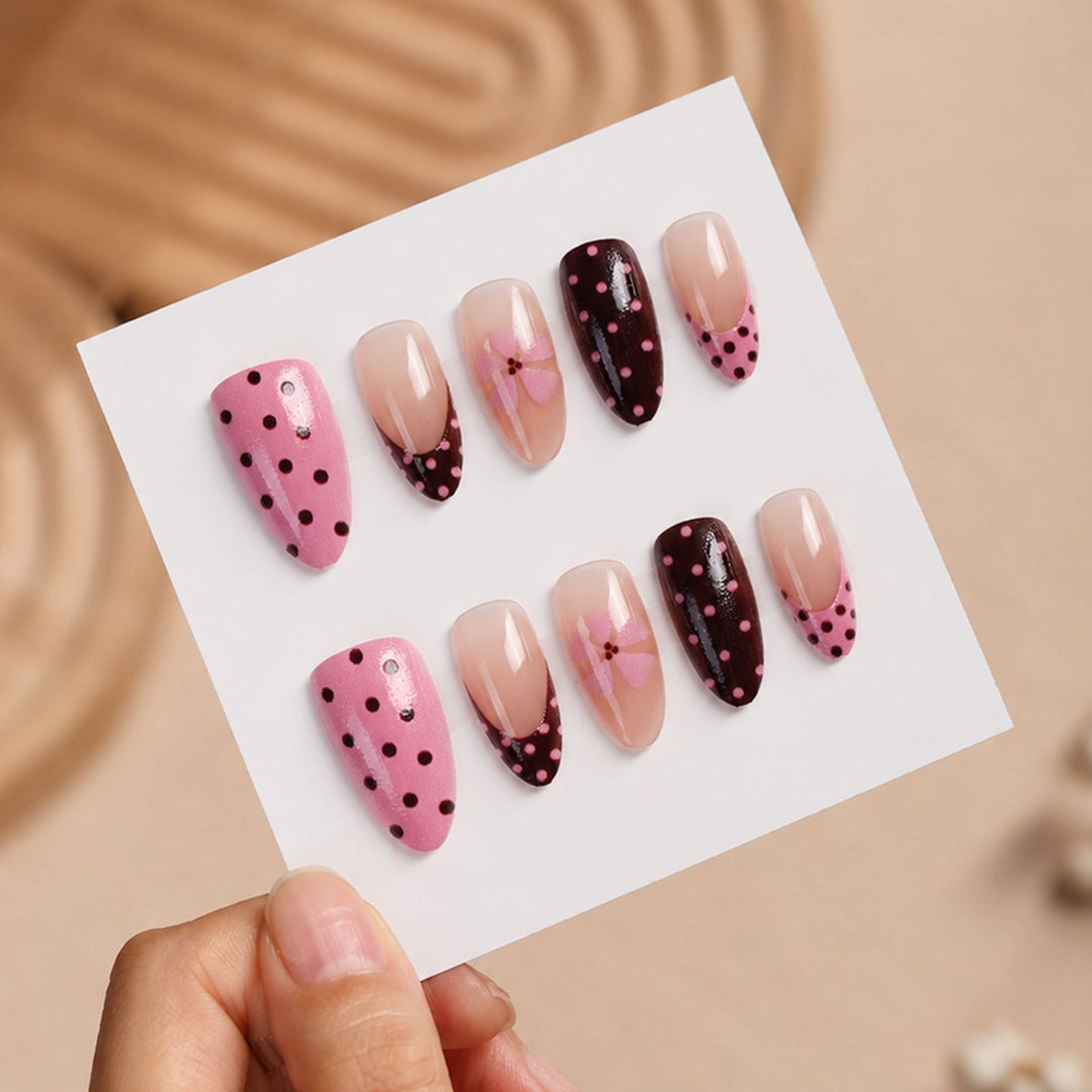 Artificial nail set with playful dots and floral accents Kalsten