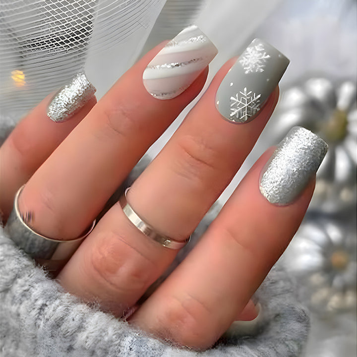 Winter-Themed Press-On Nail Art Kalsten