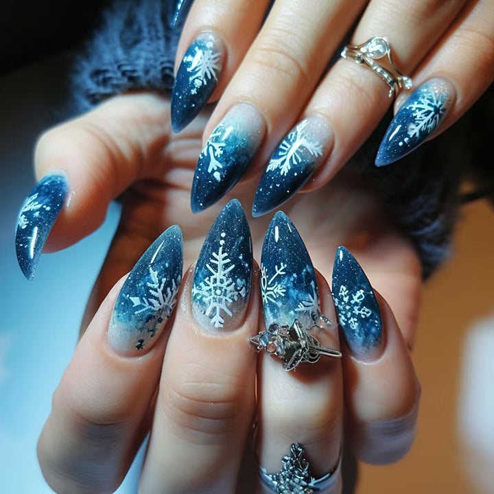 Clear nail design with glitter and snowflake motif Kalsten