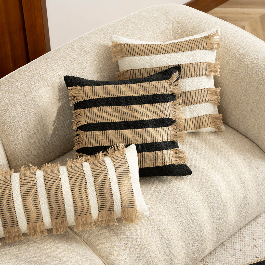 Woven cushion cover with bouclé surface and jute fringes Kalsten