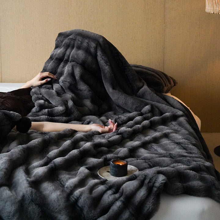 Luxurious Reversible Fleece Blanket made of Faux Fur with Quilted Wave Pattern
