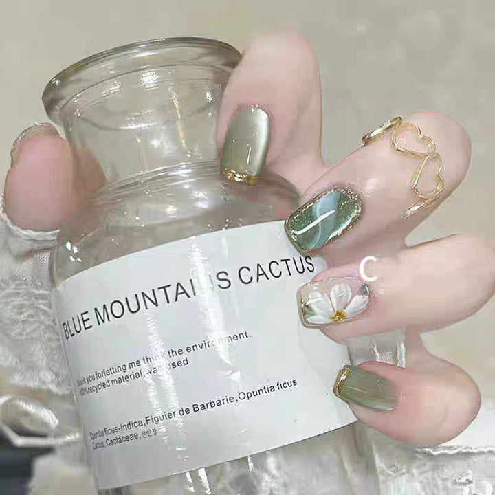 Artificial nails with floral accents and glamorous gold trim Kalsten