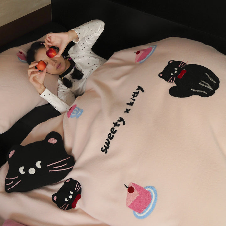 Bedding set with embroidered dog motifs and extra soft velour texture