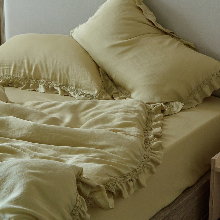 Duvet cover set made of high-quality cotton percale with ruffle edge