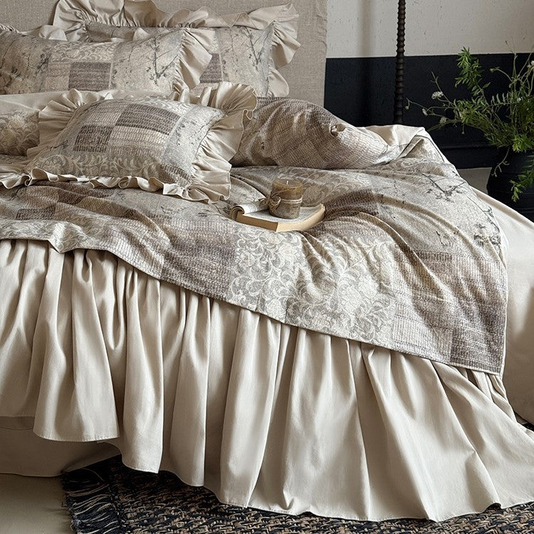 Bed linen set with gathered bed skirt and decorative frill border