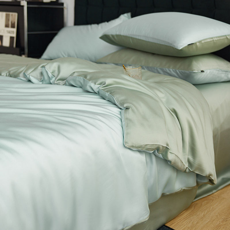 Reversible bedding set made of cotton satin with a silky feel and subtle quilted border
