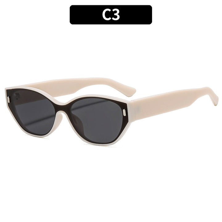 Stylish Cat-Eye Sunglasses with Vintage-Inspired Frame