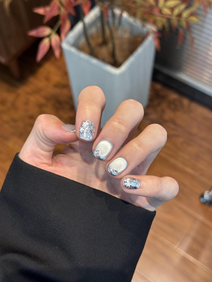 Glamorous artificial nails with radiant metallic finish Kalsten