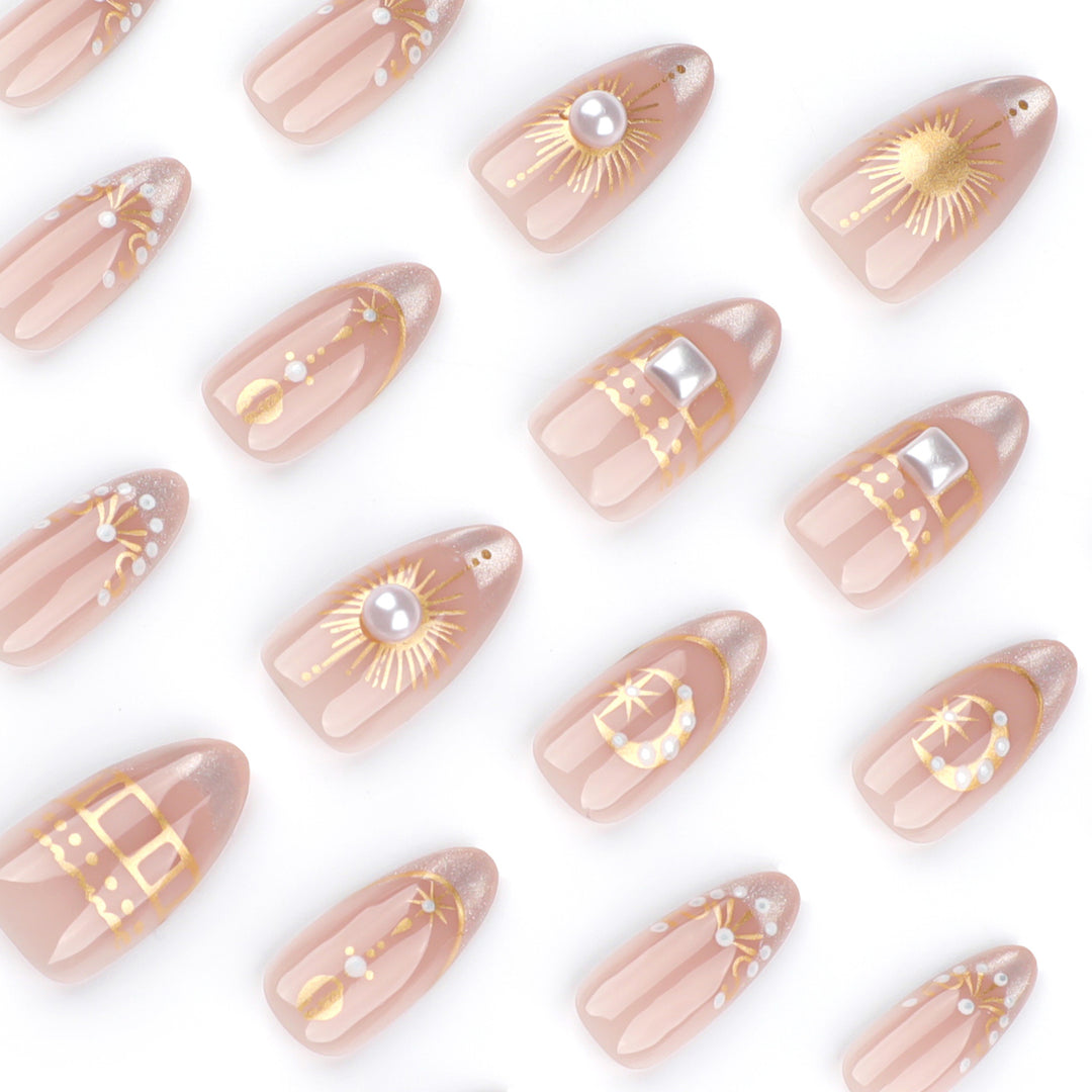 Glamorous nail art with fine gold accents Kalsten