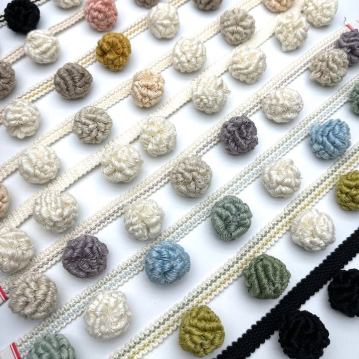 Decorative border with pompons Kalsten