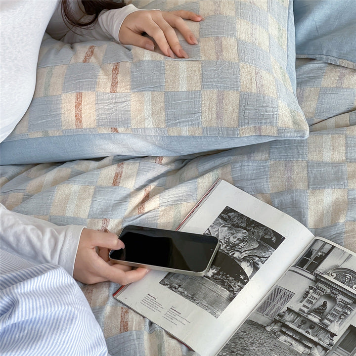 Duvet cover set made of cotton percale with woven checkerboard effect and reversible design