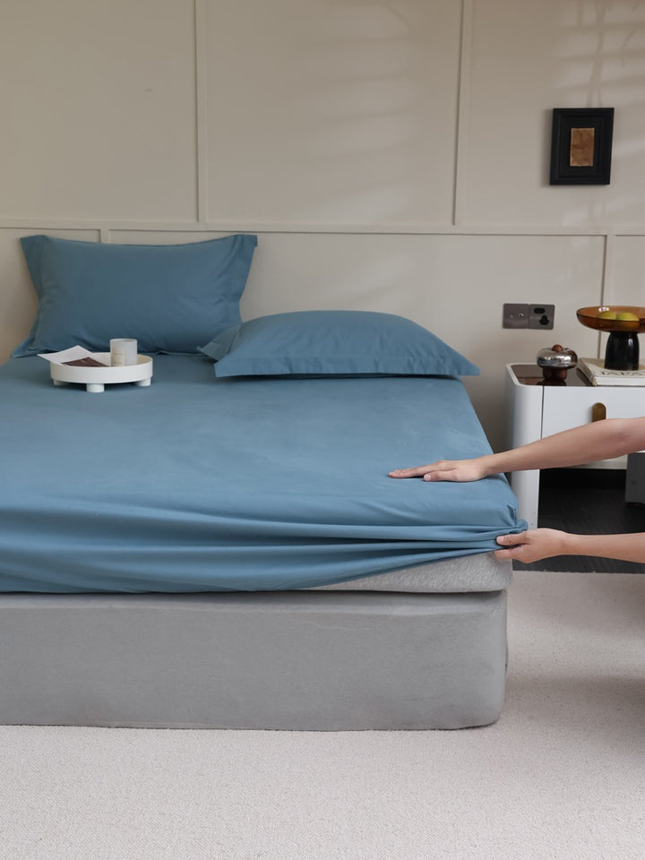 Fitted sheet made of cotton jersey with extra deep hem and elastic all-around rubber