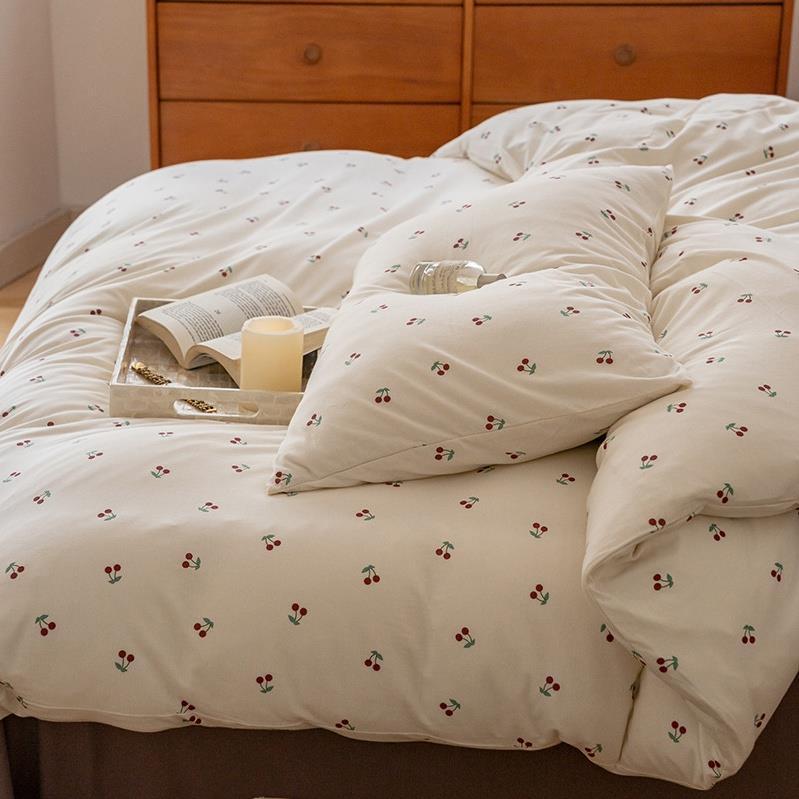 Quilted bedding set with floral vintage look and breathable cotton cover