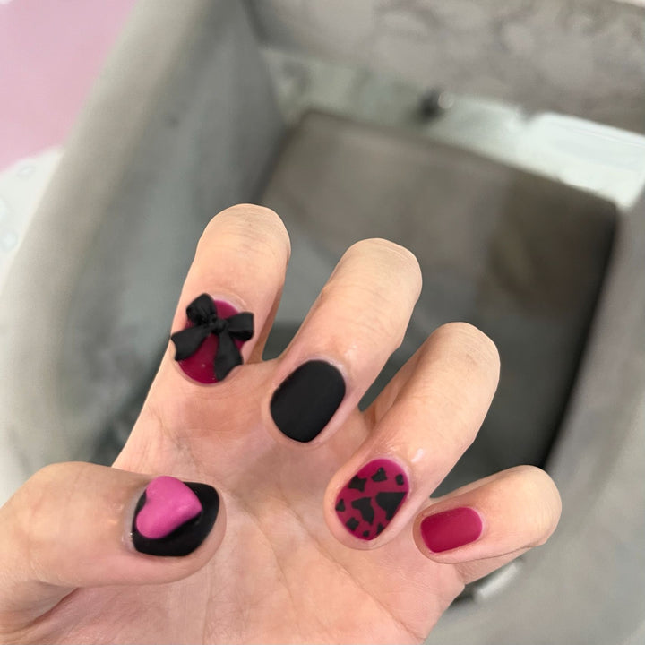 Artful nail extensions with an elegant leaf pattern Kalsten