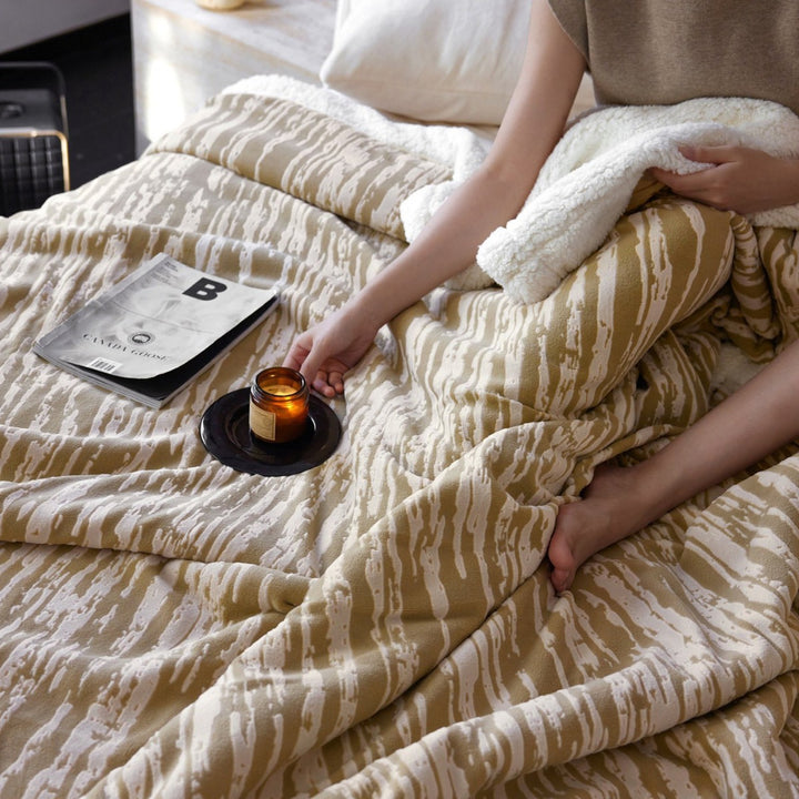 Cozy reversible blanket with Sherpa fleece and textured surface