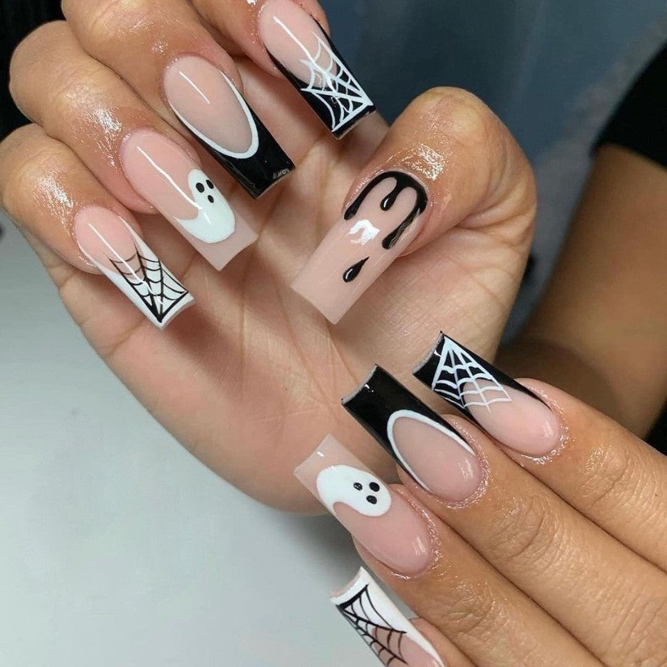 Holiday-Themed Press-On Nail Art Kalsten