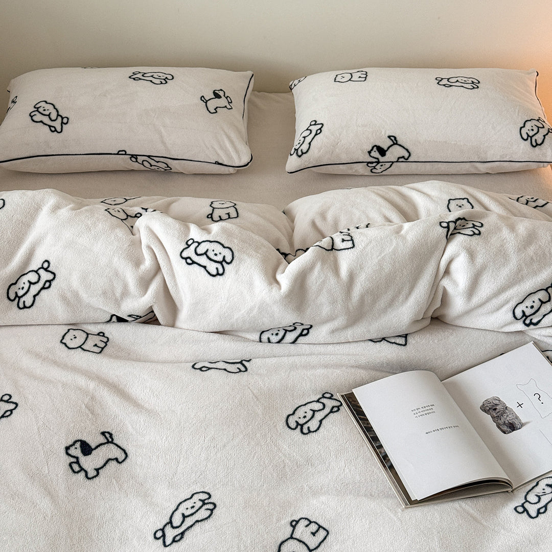 Luxurious velvet bedding set with leopard pattern