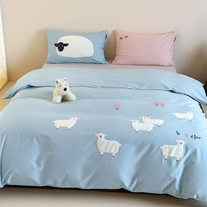 Bedding set made of cotton satin with embroidered baker motif