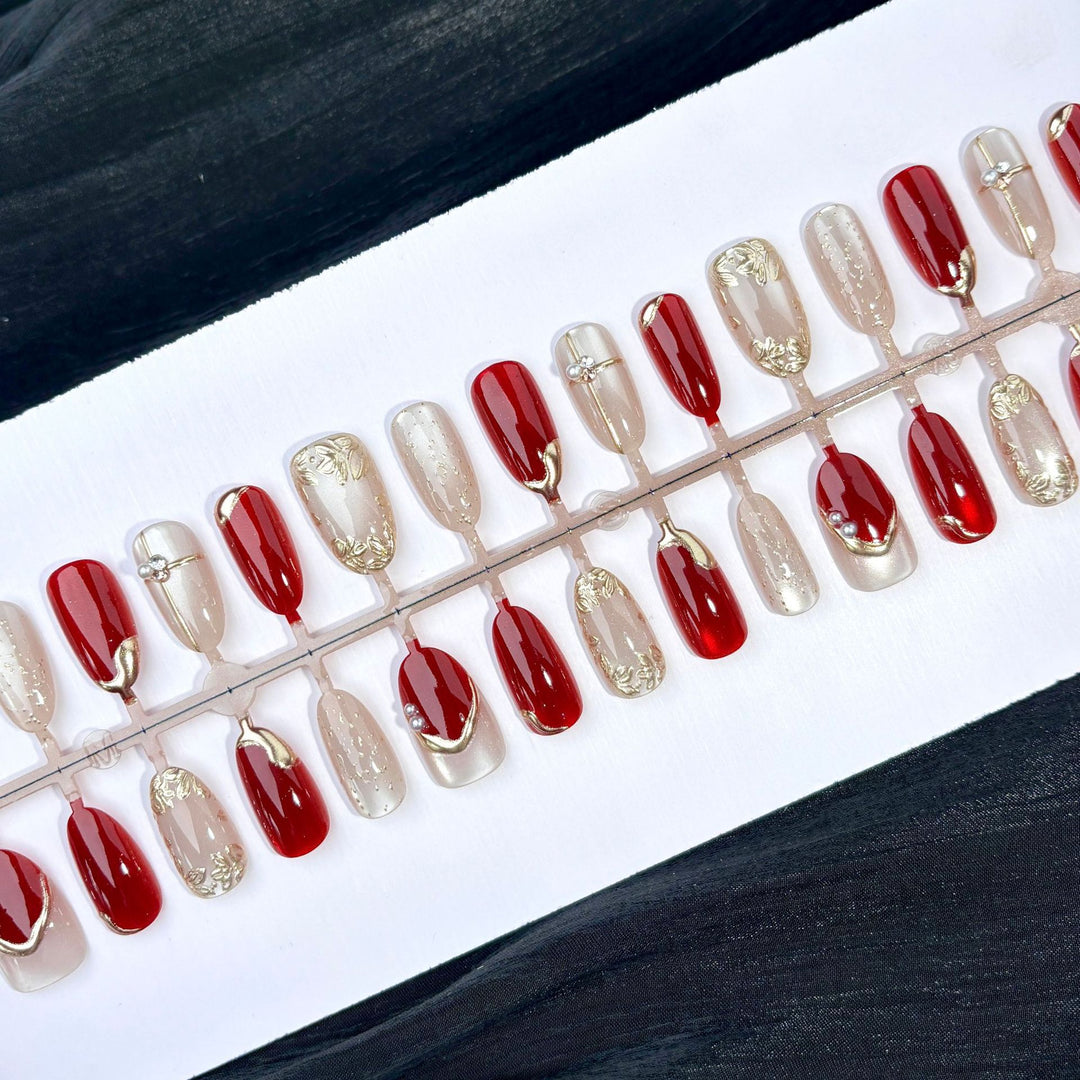 Artificial nails with elegant gold accent Kalsten