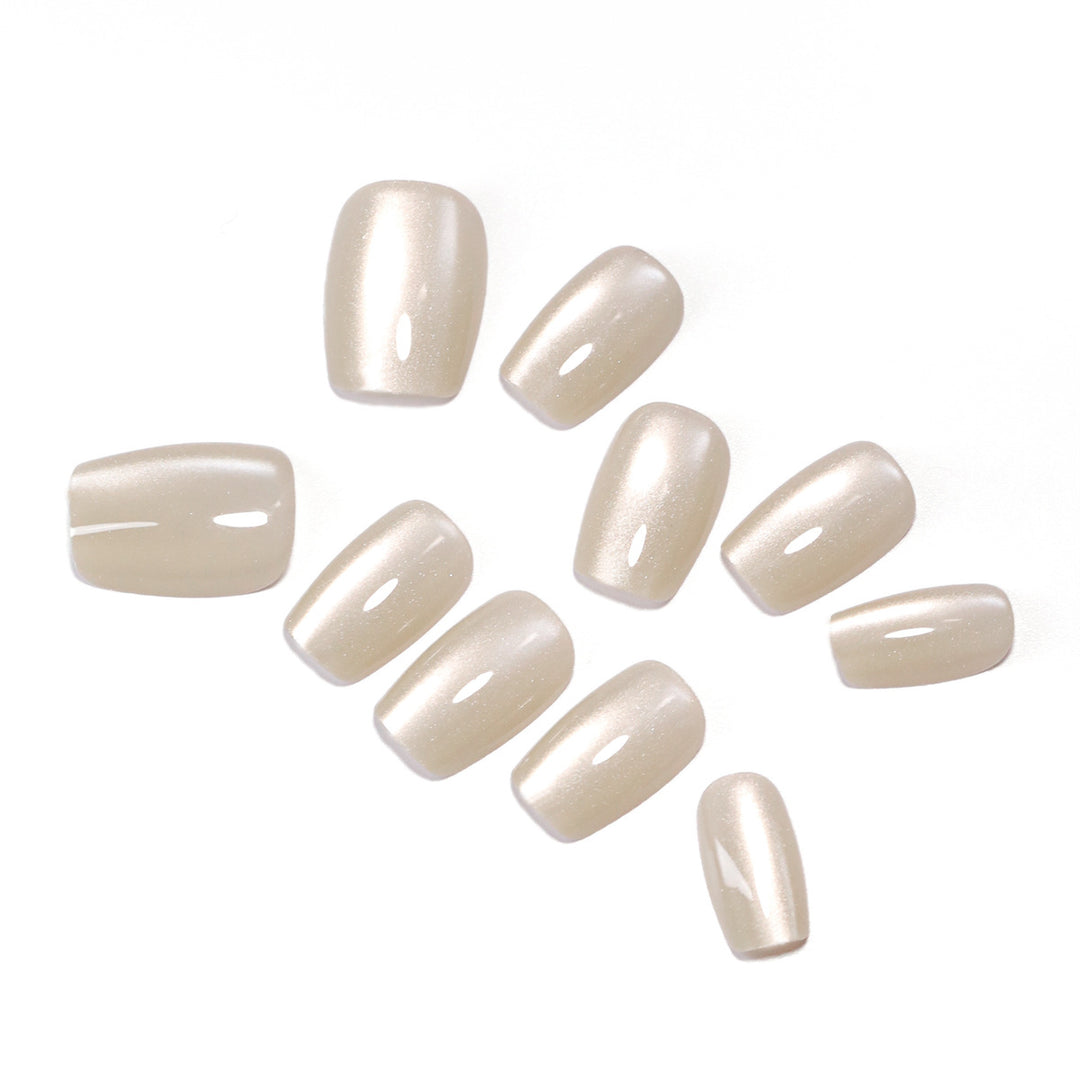 Nail extensions in an elegant look Kalsten