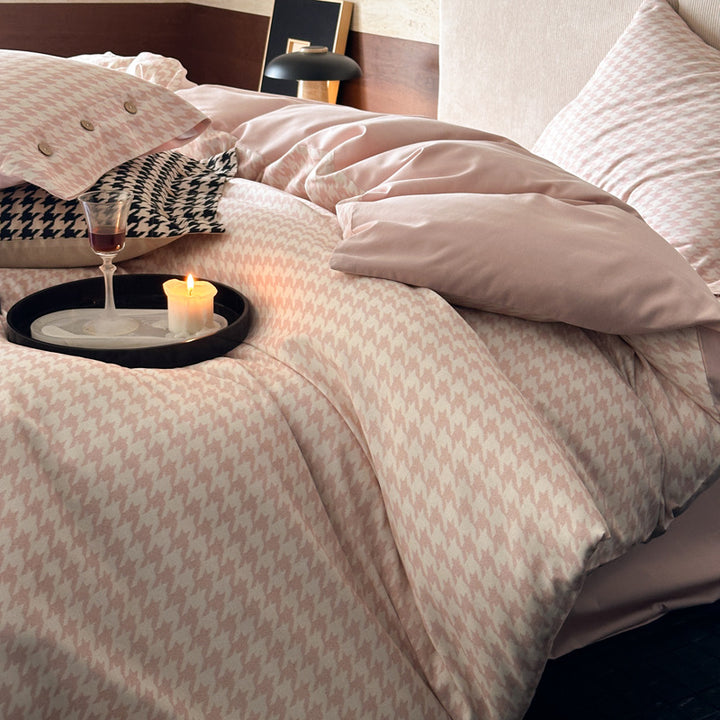 Houndstooth bedding set with reversible duvet cover and fine cotton blend