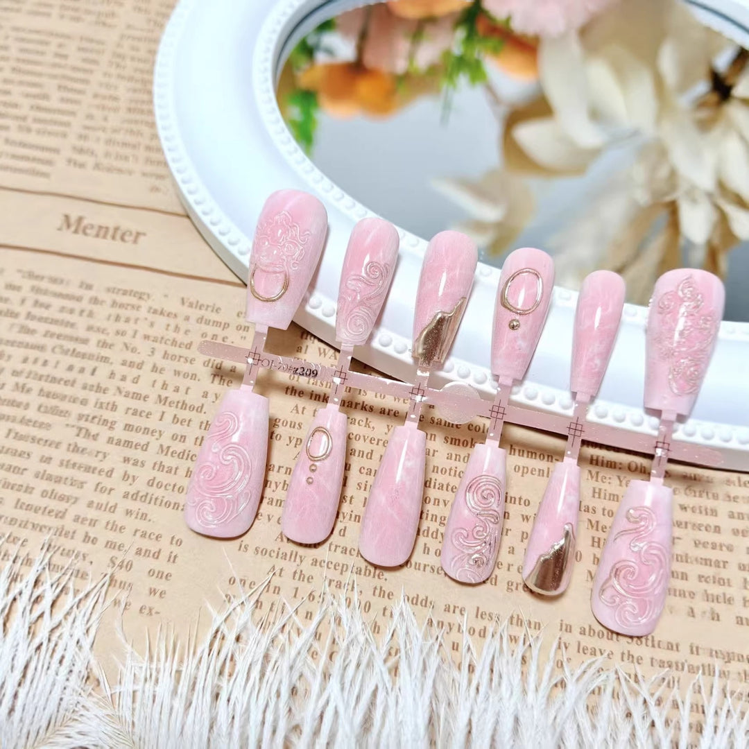 Artificial nails with elegant gold embellishments Kalsten