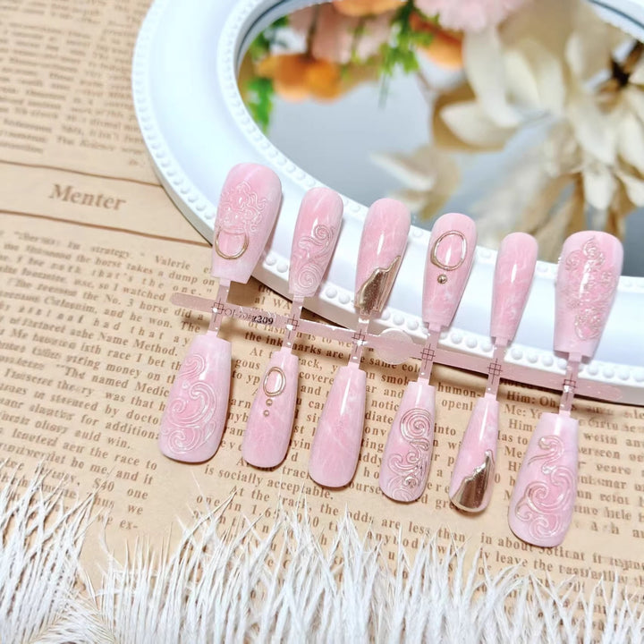 Artificial nails with elegant gold embellishments Kalsten