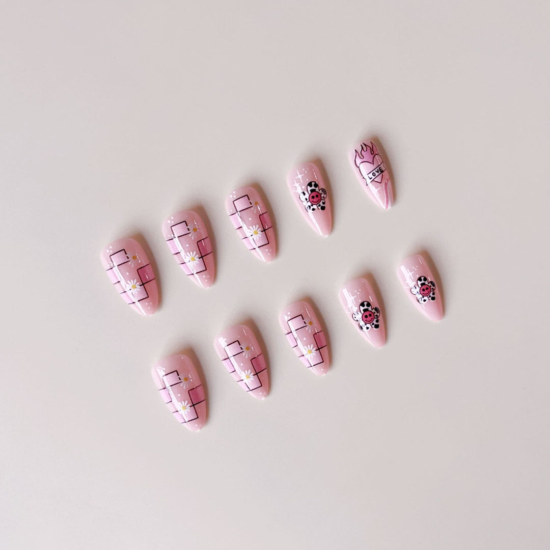 Creative artificial nail set with playful design and colorful accents Kalsten