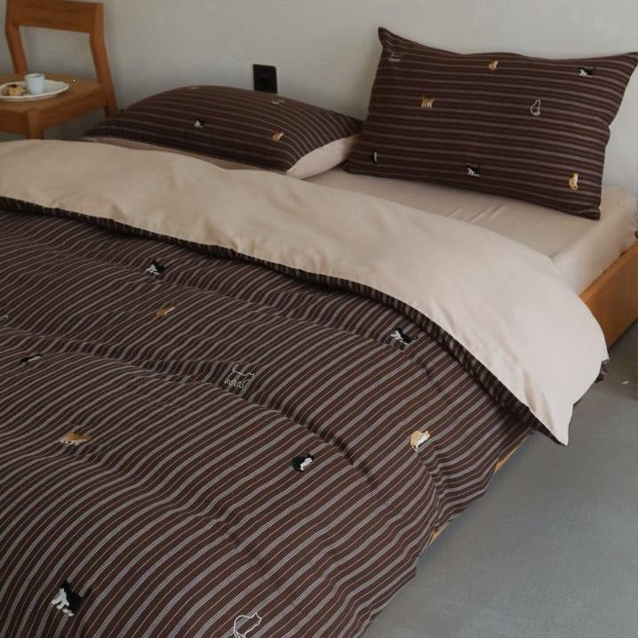Cotton bedding set with fine check pattern, black reversible side and embroidered heart accents