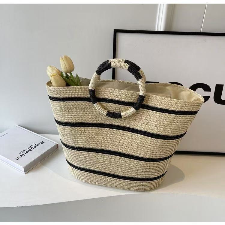 Elegant and Spacious Beach Bag Kalsten