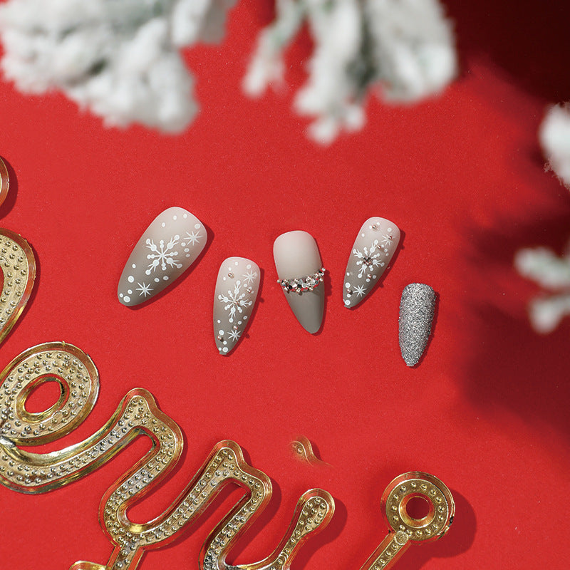 Glamorous nail art with snowflake design Kalsten