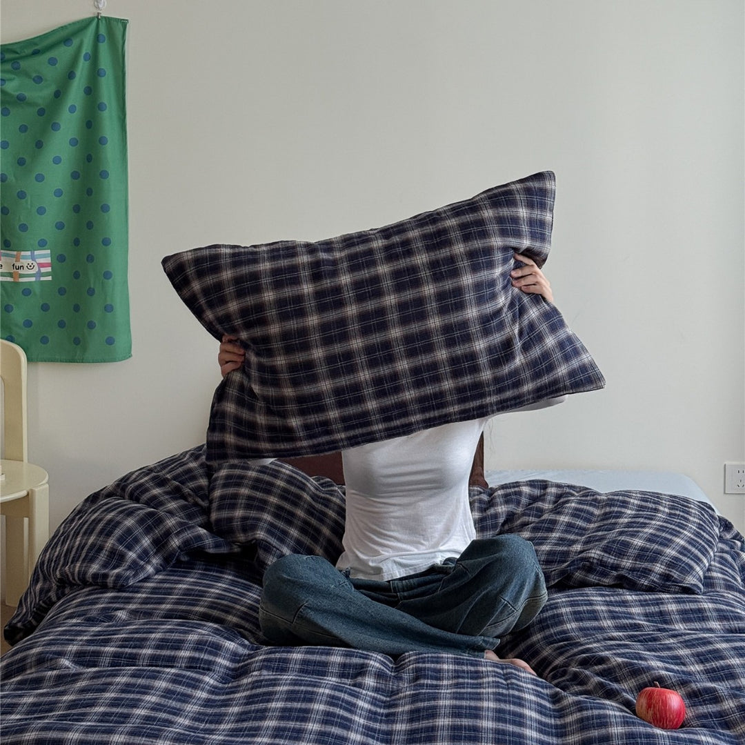 Light checkered pattern bedding set made of cotton muslin with a soft surface