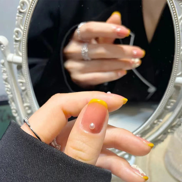 Art nails with elegant 3D flowers and glitter accents Kalsten