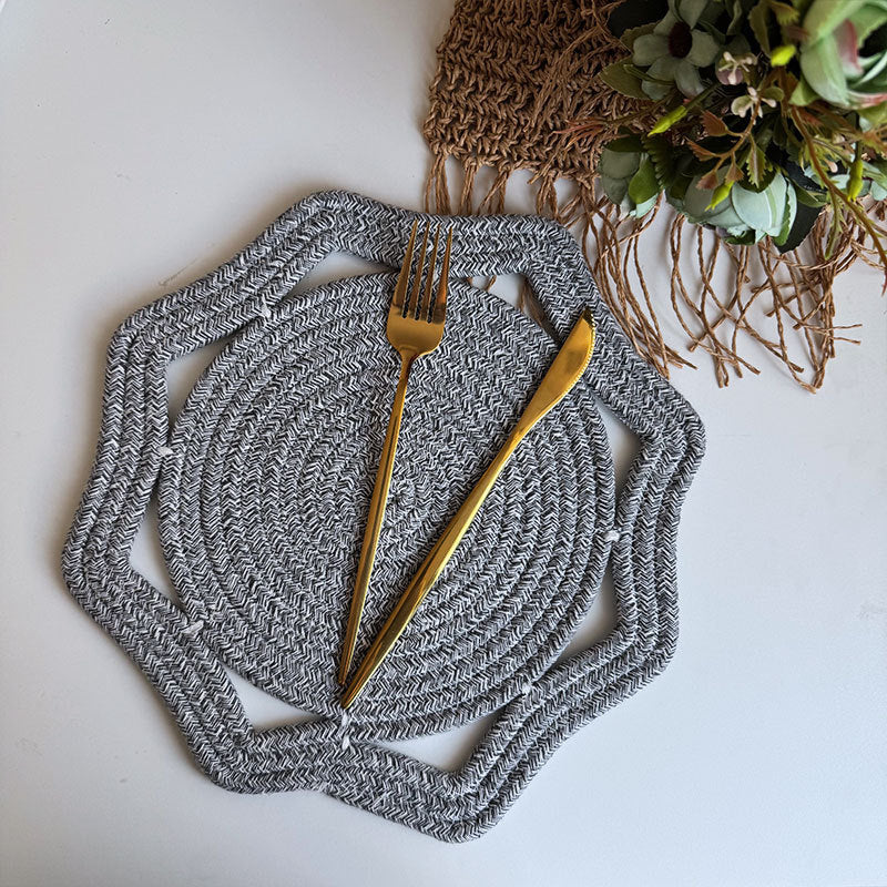 Braided cotton placemat with wavy edge and decorative contrast border