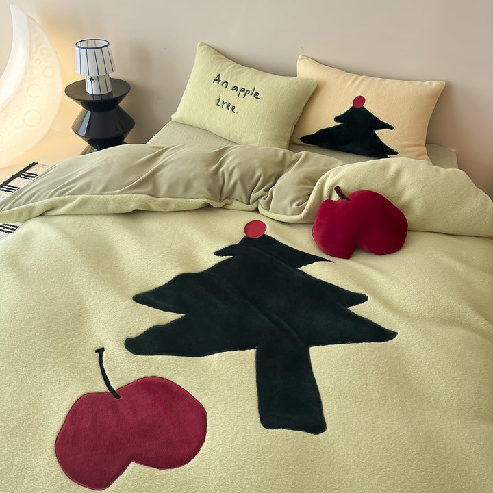Cozy bedding set with embroidered cat appliqués and soft fleece surface