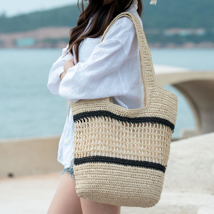 Woven natural material handbag with elegant structure Kalsten