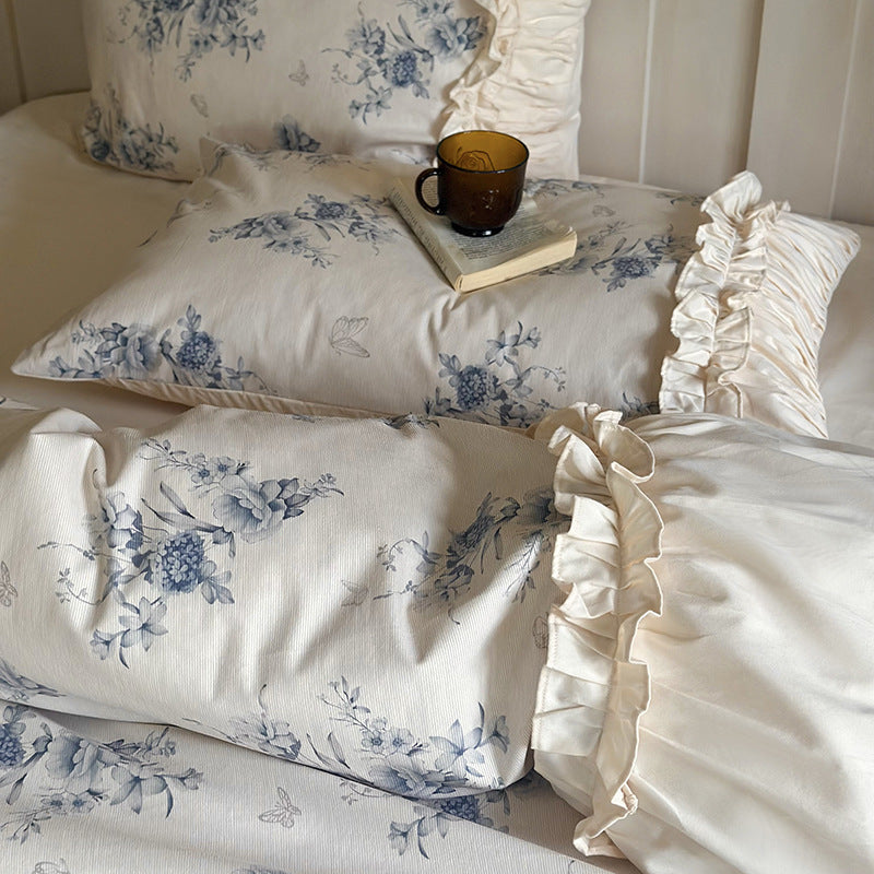 Bedding set in vintage floral pattern with ruffled frill and bow pillowcase