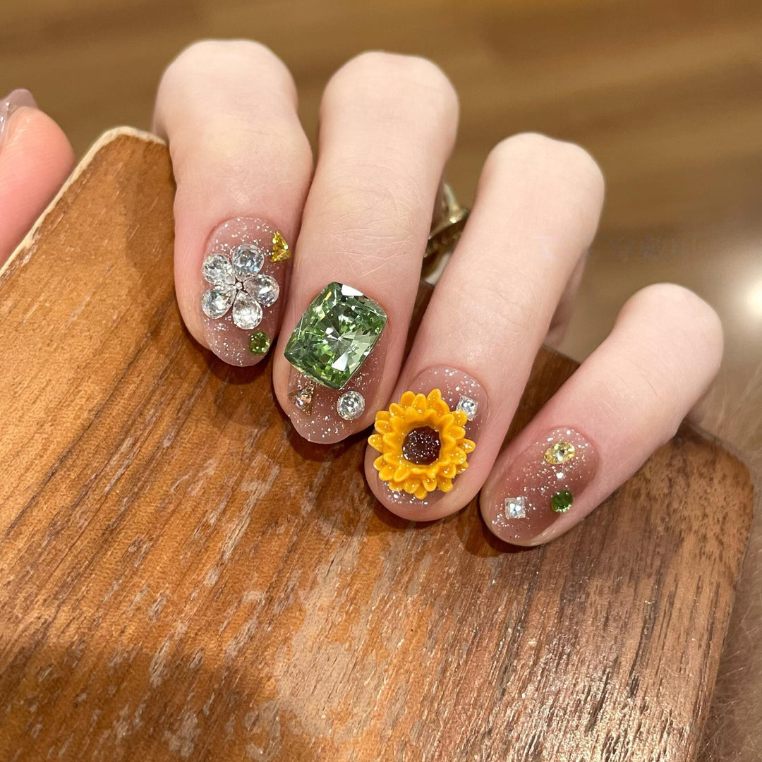 Artificial nails with sparkling appliqués and floral designs Kalsten