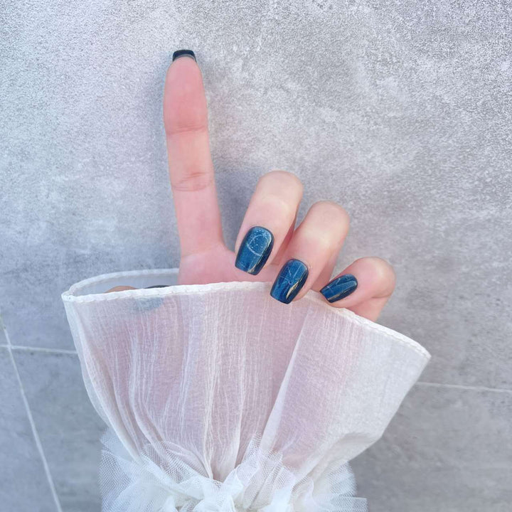 Artistic Press-On Nail Set with Elegant Gold Accents