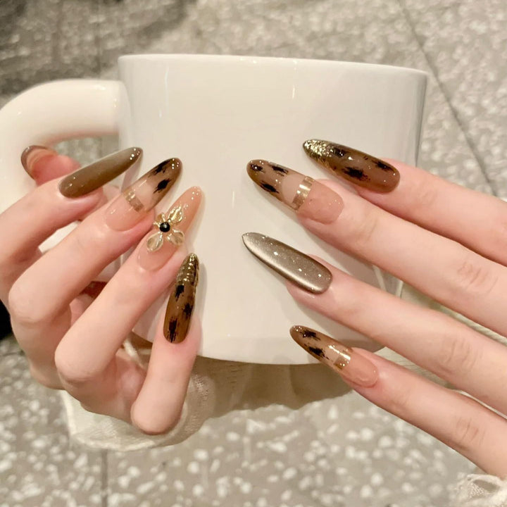 Artificial nails with elegant gold embellishments Kalsten