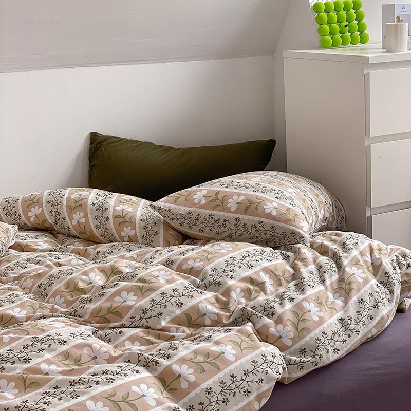 Cotton percale duvet cover and pillowcase set with fine watercolor flower print and hotel closure
