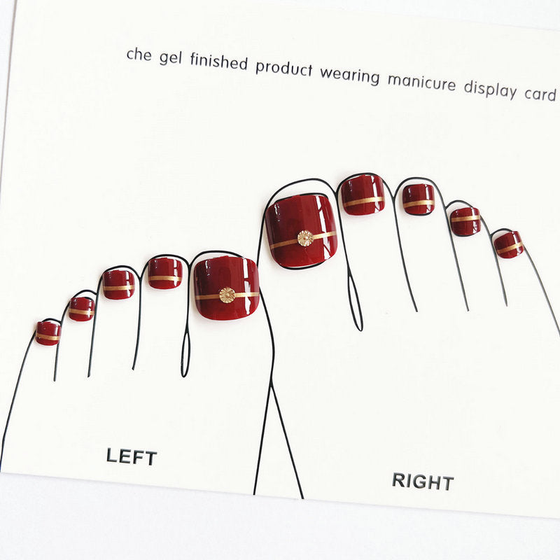 Artificial toenails with elegant gold embellishments Kalsten