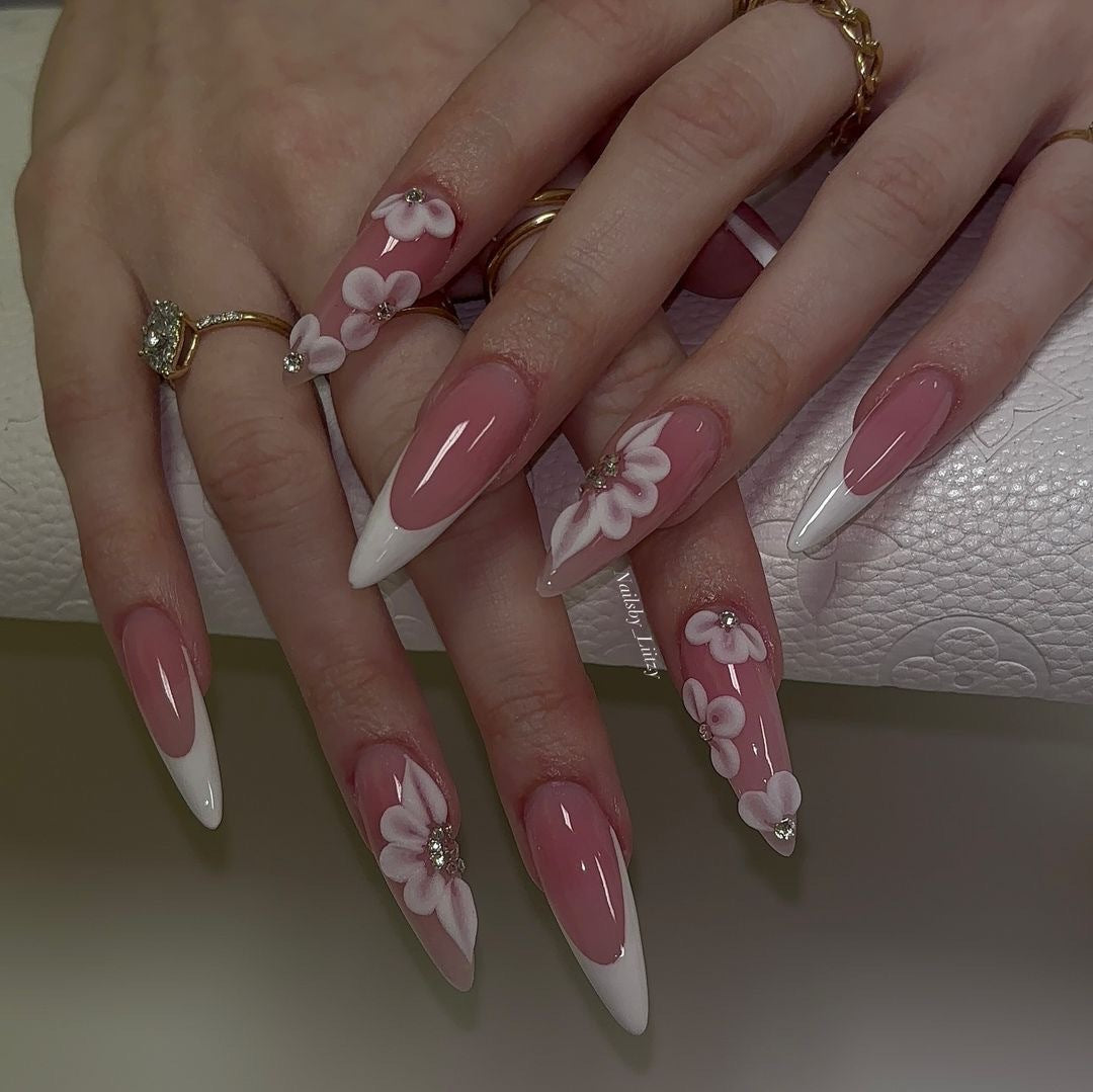 Elegant artificial nail set with floral design and glitter accents Kalsten