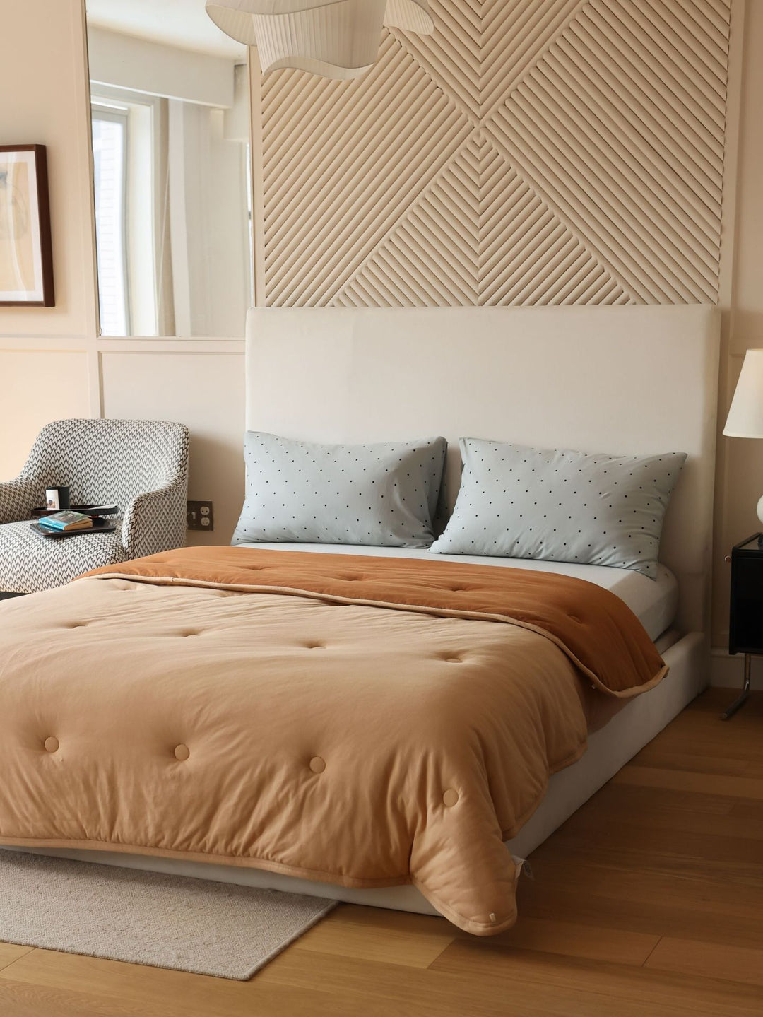 Ultralight climate-regulating quilted blanket with compact filling and cotton surface
