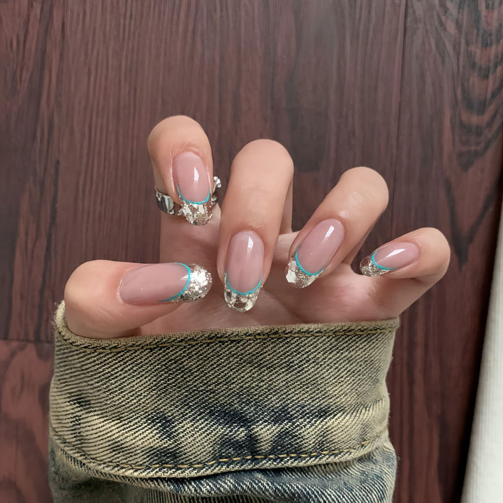 Artificial nails with shimmering glitter and elegant French-tip design Kalsten