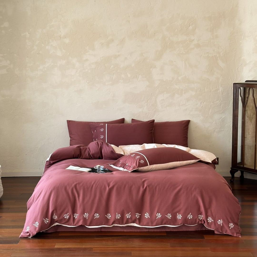 Duvet cover set with fine leaf embroidery and extra soft Mako satin