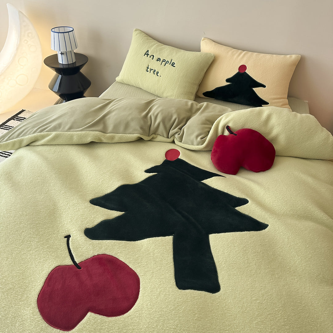 Cozy bedding set with embroidered cat appliqués and soft fleece surface