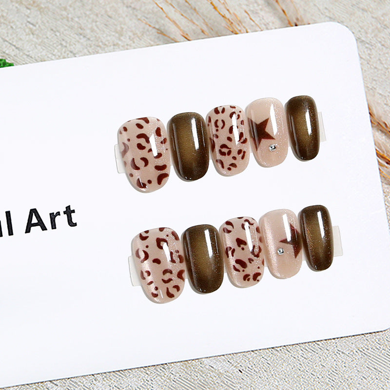 Artificial nails in modern animal print design Kalsten