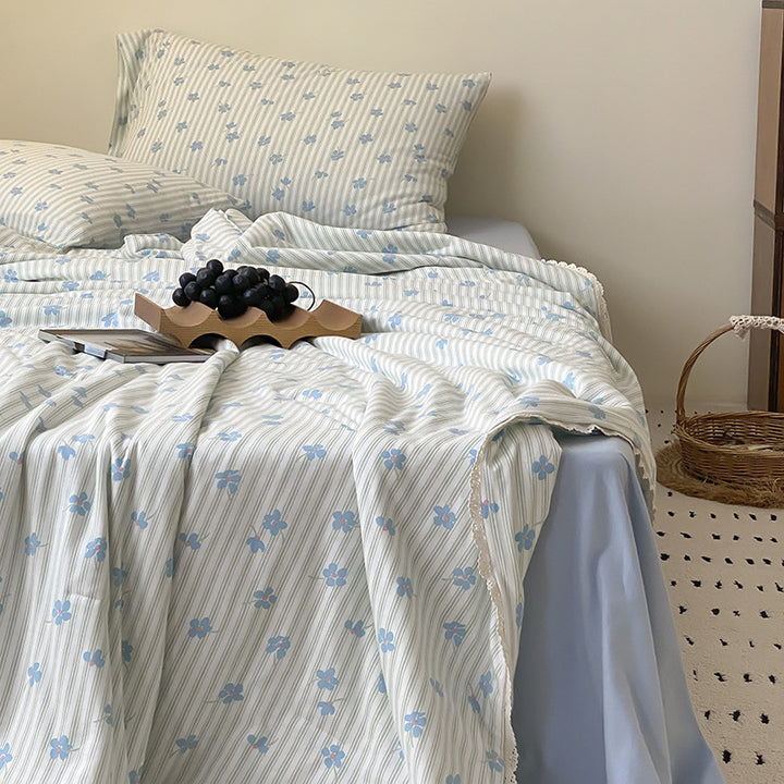 Light cotton gauze bedding set with fine stripe and floral pattern as well as lace edge